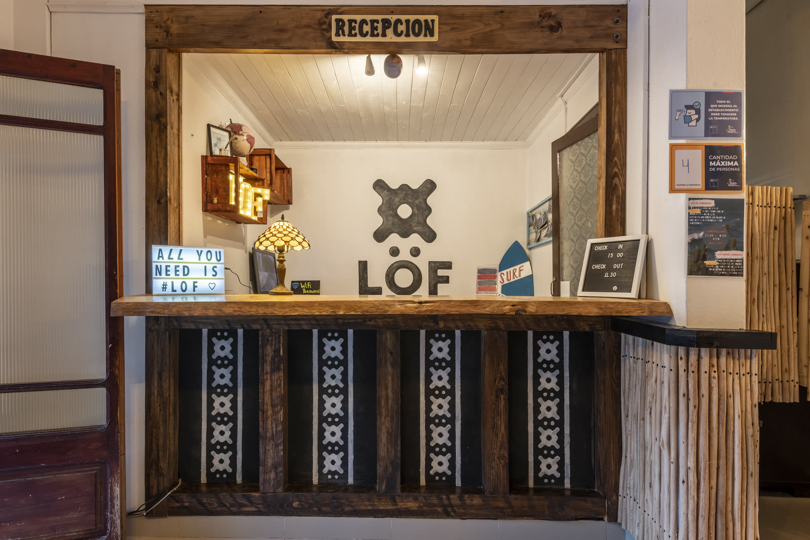 Mostrador de recepción de madera recuperada con el logo de LOF