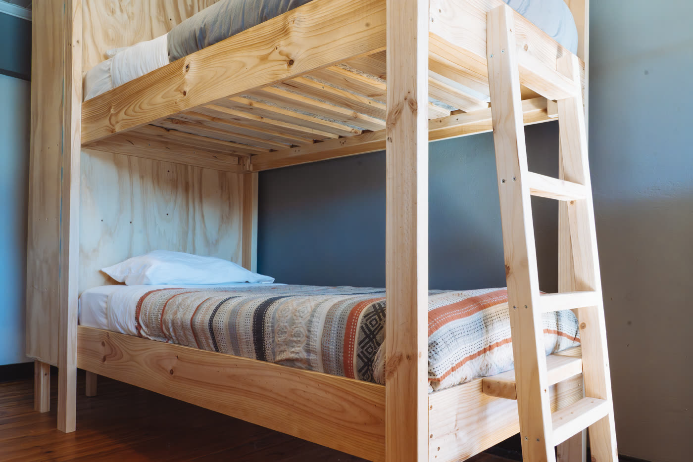 Dormitorio compartido mixto de cuatro camas en litera